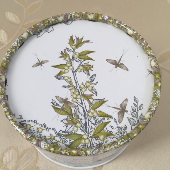 WOODS OF WINDSOR ENGLAND LILY Dusting Powder NEW - Picture 2 of 5